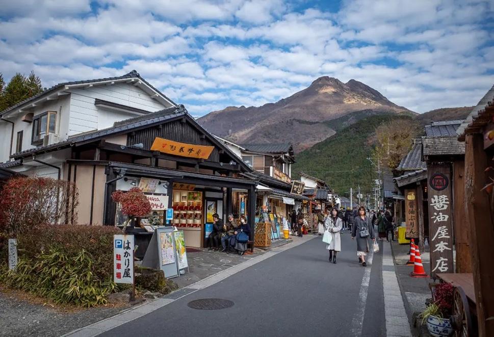 Cr : yunotsubo-kaido_02 visit-kyushu